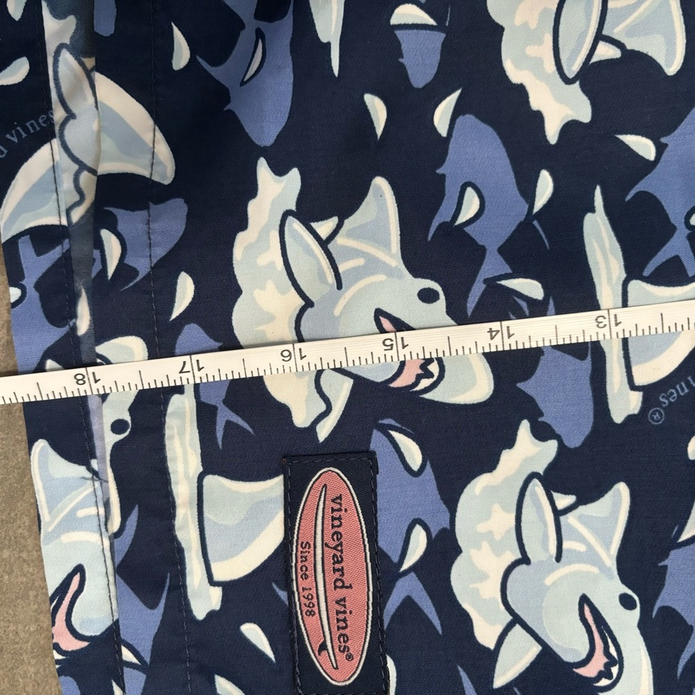 Vineyard Vines Men’s Size L 7” Swim Trunks Printed Sharks Blue Navy - Picture 8 of 10